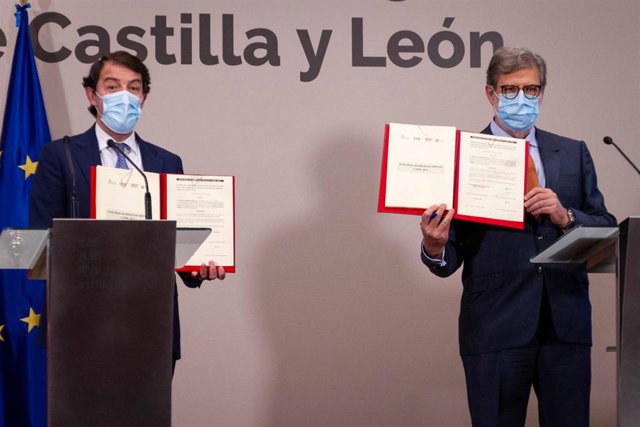 Santiago Aparicio (derecha) posa junto a Fernández Mañueco con los acuerdos rubricados del Diálogo Social.