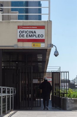 Un hombre en la puerta de una oficina del SEPE