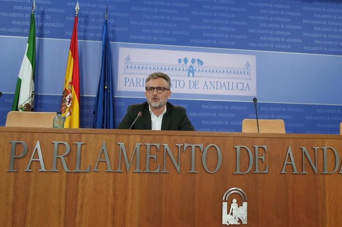 El portavoz del Grupo Socialista en el Parlamento andaluz, José Fiscal, en rueda de prensa.