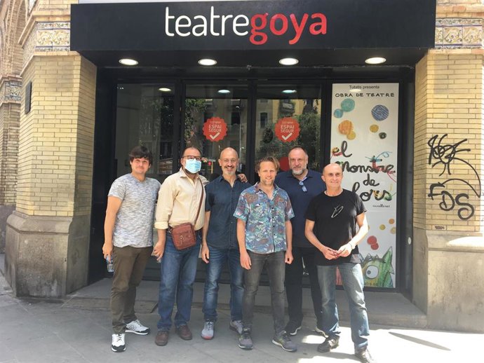 Los actores de la obra 'Esperando a Godot', de Samuel Beckett, junto a su director, Antonio Simón.