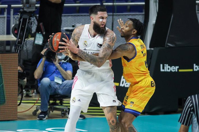Vicent Poirier y Stan Okoye durante el Real Madrid-Herbalife Gran Canaria de los 'Playoffs' por el título de la Liga Endesa 2020-2021