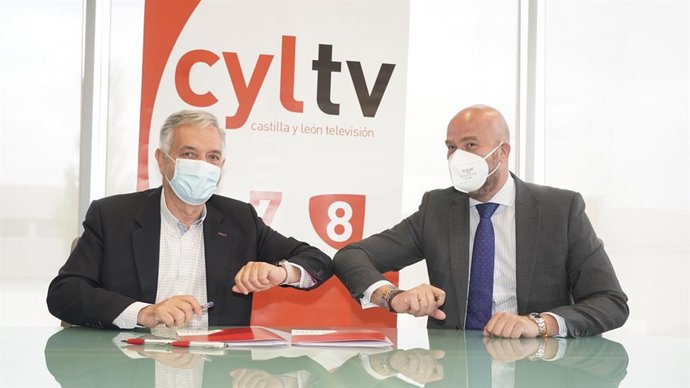 El presidente de la Asociación Española Contra el Cáncer de Valladolid, Artemio Domínguez (i), y el director general de RTVCyL, Jorge Losada, durante la firma del acuerdo.