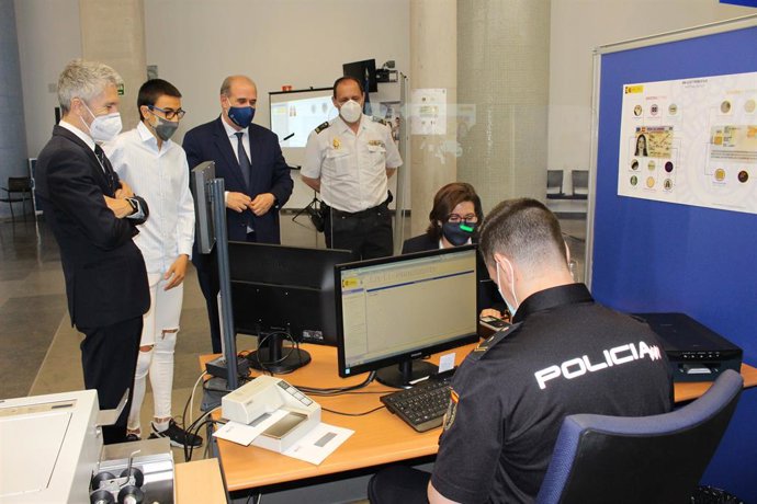 El ministro de Interior, Fernando Grande-Marlaska, presenta el nuevo DNI Europeo, más seguro y adaptado a la legislación de la UE sobre identidad digital. A 2 de junio de 2021 en Móstoles (Madrid)