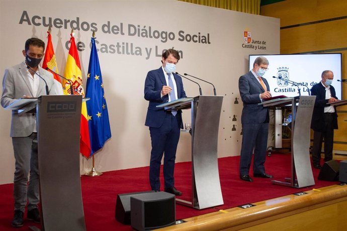 Fernández Mañueco (centro) firma los acuerdos del Diálogo Social.