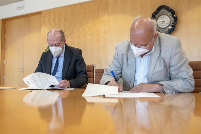 Los presidentes de la Federación Andaluza de Municipios y Provincias (FAMP), Fernando Rodríguez Villalobos, y del Consejo Audiovisual de Andalucía (CAA), Antonio Checa, firman un protocolo de colaboración.