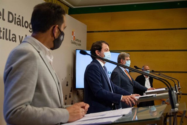 Fenández Mañueco (centro) comparece junto a los líderes sindicales y de la patronal.