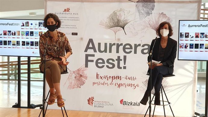 La diputada de Euskera, Cultura y Deporte, Lorea Bilbao, y la directora de desarrollo de negocio del Palacio Euskalduna, Begoña Anguisola, presentan la segunda edición de "Aurrera Fest"