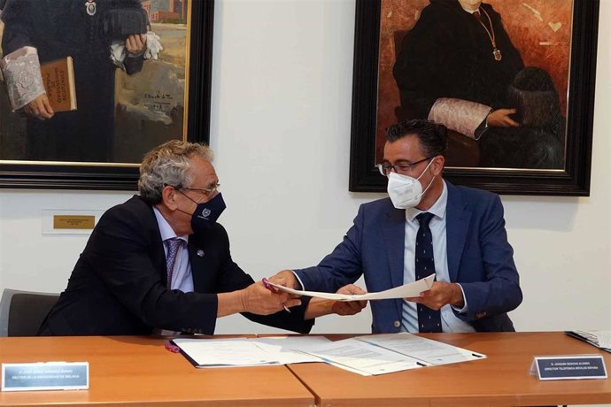 El rector de la UMA, José Ángel Narváez, y el director del Territorio Sur de Telefónica España, Joaquín Segovia, durante la firma de un convenio