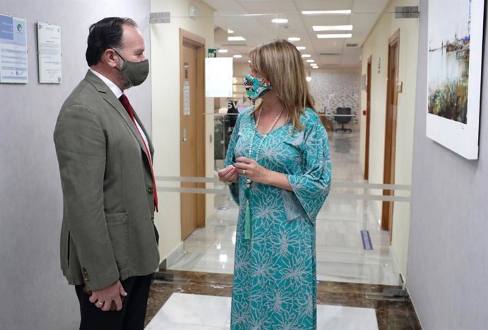 La presidenta de la Autoridad Portuaria de Huelva (APH), Pilar Miranda, y el presidente de la Federación Onubense de Empresarios, José Luis García-Palacios.