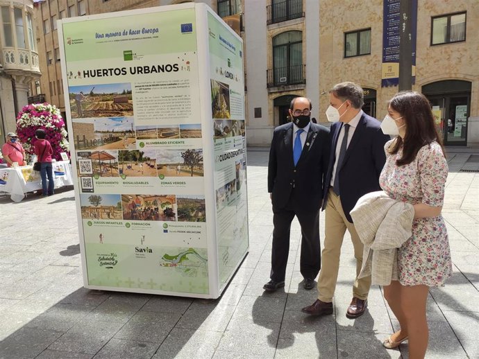 El alcalde de Salamanca, Carlos García Carbayo (c), junto a los concejales Fernando Rodríguez y Miryam Rodríguez
