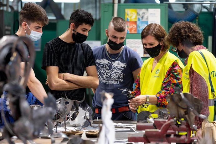 La vicealzaldesa de Zaragoza, Sara Fernández, ha visitado el Centro San Valero y ha estado con los alumnos del proyecto que rinde homenaje a Pablo Gargallo