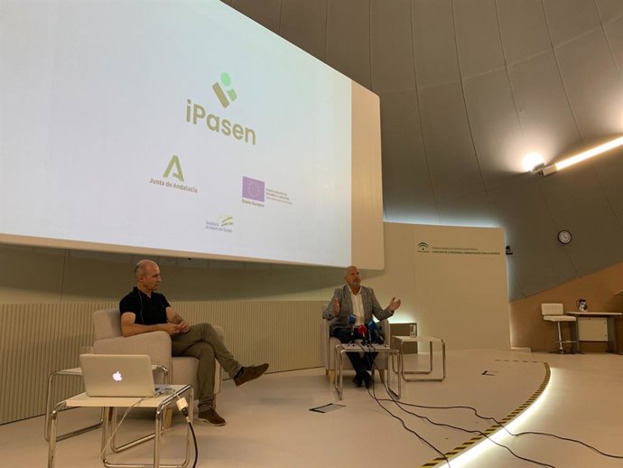 El consejero de Educación, Javier Imbroda, presenta la actualización de la app iPasen