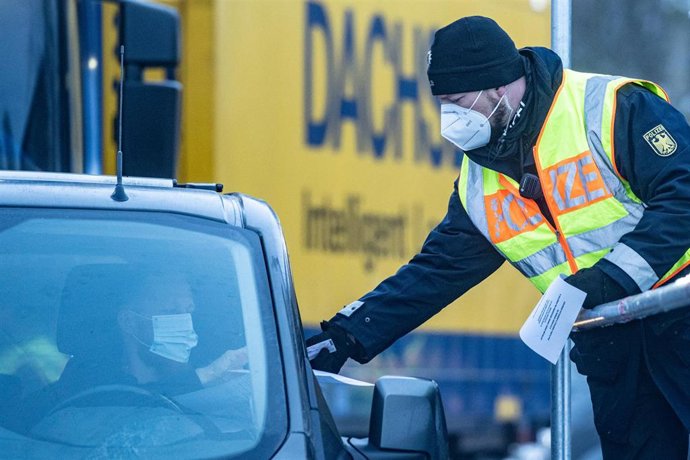 Archivo - Un agente de la Policía en un control en la frontera entre República Checa y Alemania por el coronavirus