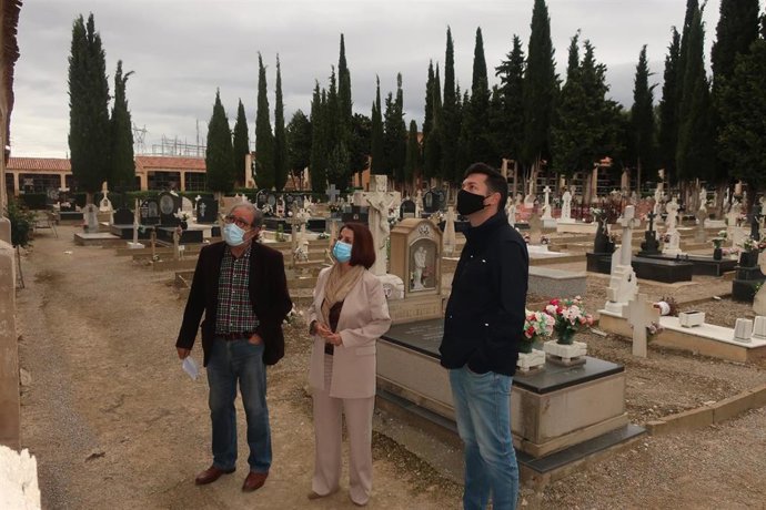 La alcaldesa, Emma Buj, y el concejal de Turismo, Javier Domingo visitan el cementerio de Teruel