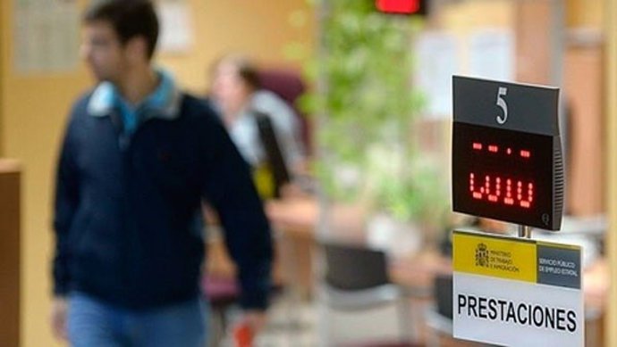 Archivo - Un usuario en una oficina del Servicio Público de Empleo Estatal