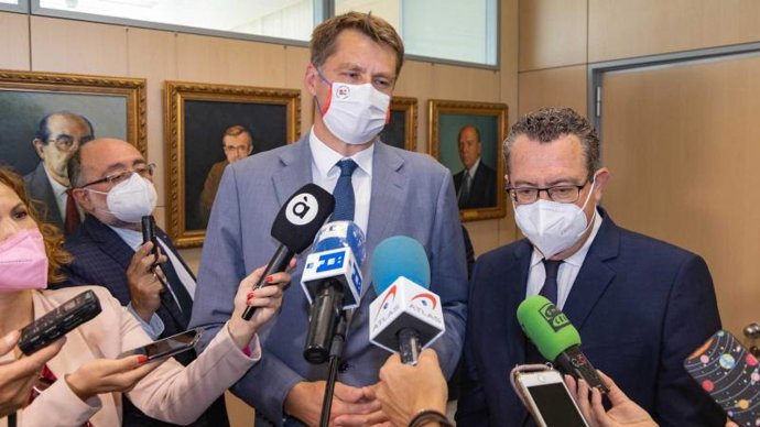 El embajador britnico, Hugh Elliot, en una visita a Benidorm