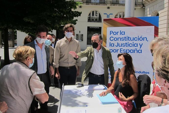 El presidente del PP de Zaragoza, Ramón Celma, el vicesecretario de Comunicación del PP, Pablo Montesinos, y el presidente del PP Aragón, Luis María Beamonte, en el inicio de la campaña de recogida de firmas contra los indultos a los presos del 'procés'.