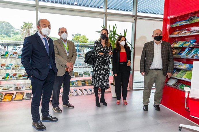 El Consejero De Industria, Turismo, Innovación, Transporte Y Comercio, Javier López Marcano, Visita La Nueva Oficina De Turismo En El Aeropuerto