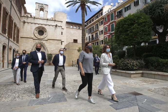 (I-D) El conseller de Medio Ambiente y Territorio, Miquel Mir; el vicepresidente balear y conseller de Transición Energética, Sectores Productivos y Memoria Democrática, Juan Pedro Yllanes; la presidenta del Gobierno balear, Francina Armengol, y la mini