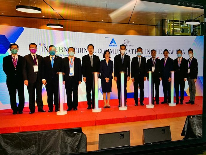 (From Left) Dr Henry Ho, Prof Witman Hung, Mr Nicholas Chan, Mr Tam Yiu Chung, Mr Bernard Chan, Ms Lu Xinning, Mr Leung Chun Ying, Mr Paul Chan, Mr Yang Yirui, Dr Herman Hu, Dr Kennedy Wong, Dr Vincent Ho