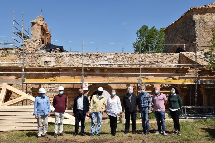 Visita de la delegada Territorial de la Junta en Soria,  Yolanda de Gregorio, a las obras de la iglesia.