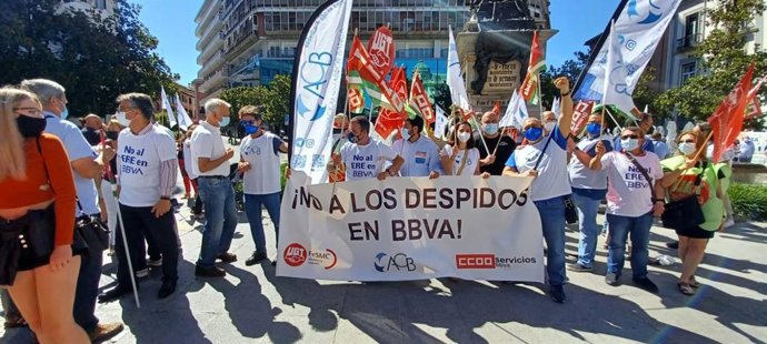Concentración en la Plaza Isabel la Católica de Granada de trabajadores de BBVA.