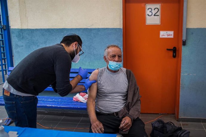 Archivo - Vacunación contra la COVID-19 en la localidad israelí de Meitar. 