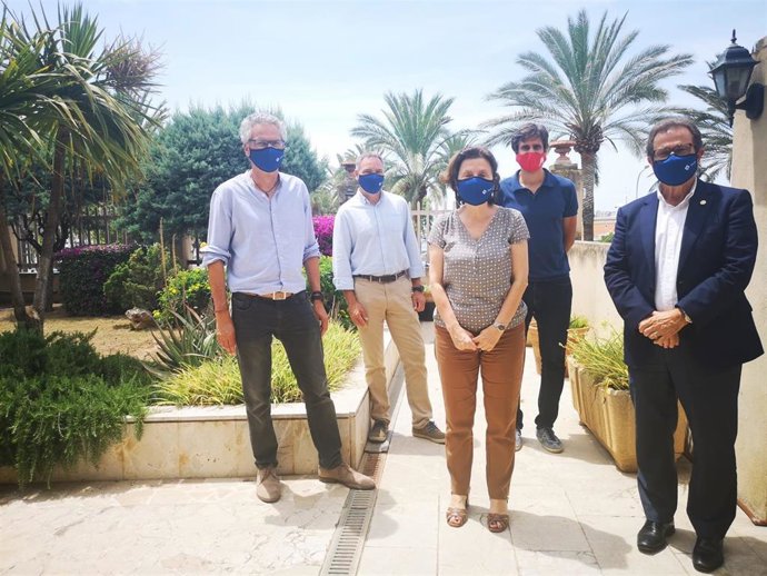 La consellera de Asuntos Sociales y Deportes, Fina Santiago, y el rector de la UIB, Lloren Huguet.