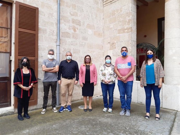 Reunión del departamento de Cultura, Patrimonio y Política Lingüística con representantes de los fabricantes de 'tela de llengües'