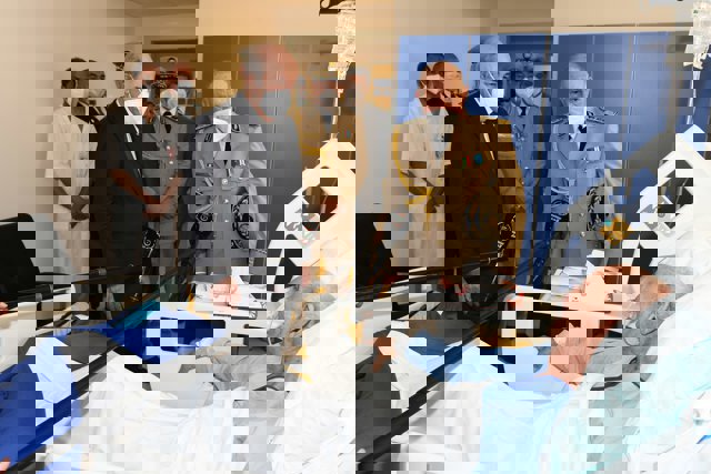 El presidente de Argelia, Abdelmayid Tebún, y el jefe del Estado mayor, Said Chengriha, visitan a Brahim Gali, este miércoles en Argel, en una imagen difundida por la Presidencia de Argelia.