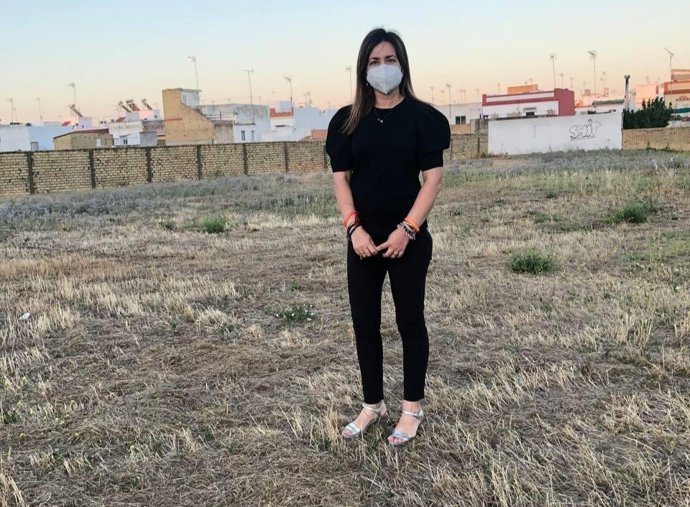 Isabel González, portavoz de Cs en Utrera, en la parcela donde se ubicará la nueva oficina del SAE