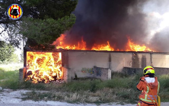 Incendio en un almacén de una empresa de ropa usada en L'Olleria (Valencia)