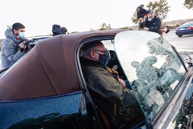 Archivo - El expresidente de Bankia Rodrigo Rato se monta en un coche para salir del centro penitenciario de Soto del Real gracias al régimen de semilibertad que le ha concedido un juez, en Soto del Real, Madrid, (España), a 2 de octubre de 2020. Ha sido 