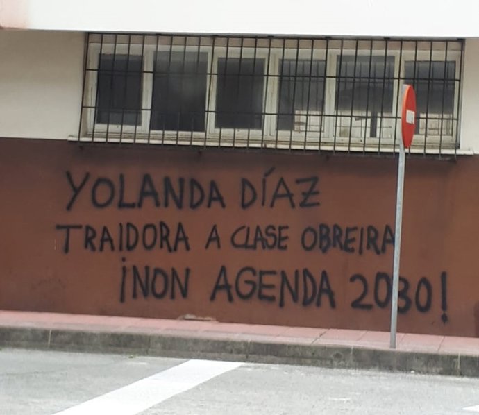 Pintanda en el barrio de San Valentín, en Fene, contra la vicepresidenta del Gobierno Yolanda Díaz