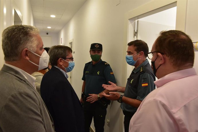 Visita del presidente de la Diputación de Granada, José Entrena, al cuartel de la Guardia Civil de Salobreña (Granada).