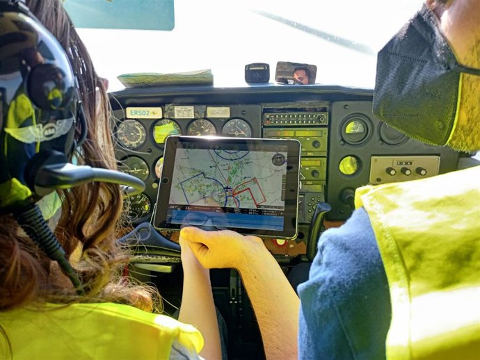 Alumnos pilotan un avión dentro de un programa de entrenamiento aeronáutico del San Francisco de Paula