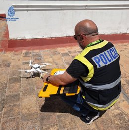 Un agente de la Policía Nacional con un dron.