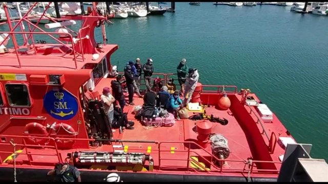Inmigrantes a bordo de la embarcación de Salvamento en Puerto América en Cádiz