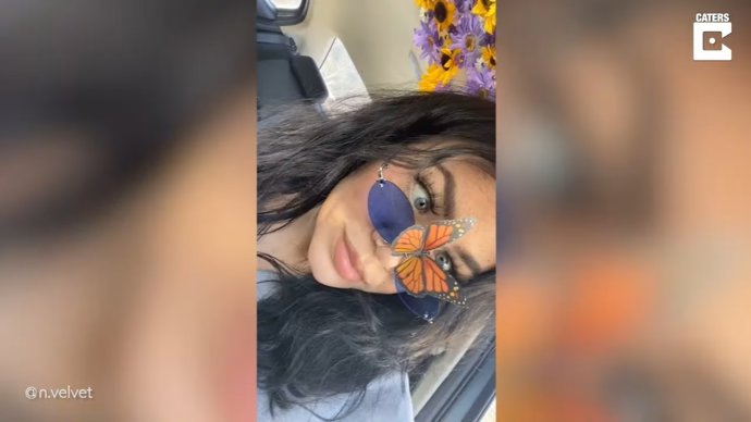 Esta mujer da rienda suelta a su creatividad decorando el techo de su coche con flores