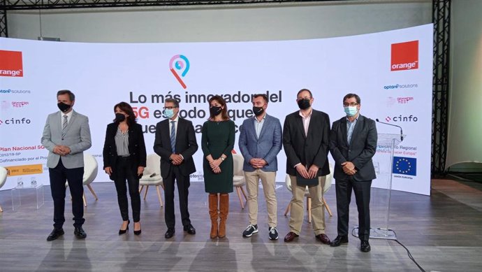 El delegado del gobierno en Galicia; la directora de Amtega, el secretario de Estado de Telecomunicaciones, la directora general de Fundación Orange, el director del Plan Nacional 5G, el general manager de Optare Solutions y el CEO de Cinfo