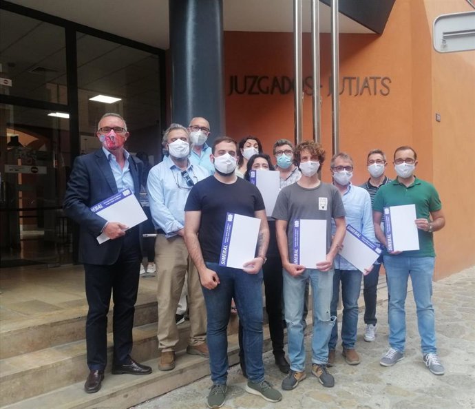 Representantes de Simebal en los Juzgados para reclamar la paga extra de los MIR.