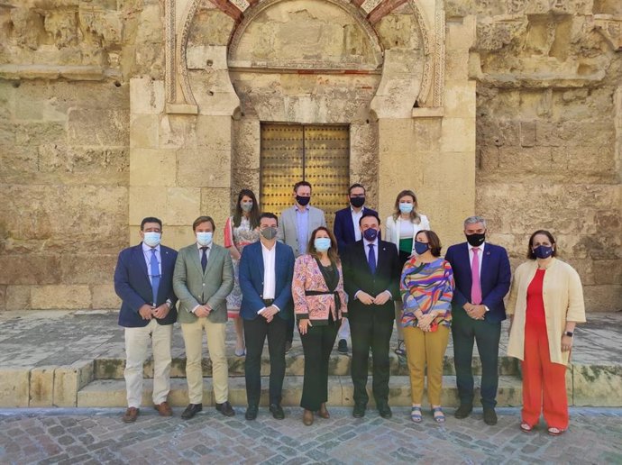 Carmen Crespo (centro), entre el alcalde y el rector, junto al resto de autoridades y promotores de Agrotech, ante la Mezquita de Córdoba.