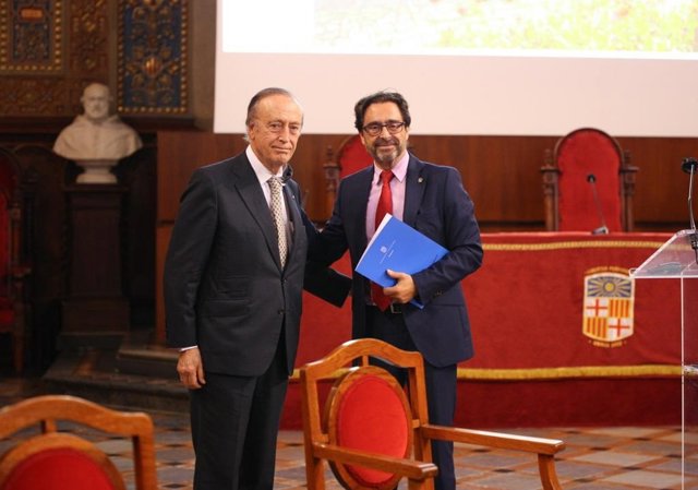 El presidente de Familia Torres, Miguel A. Torres (i), y el rector de la Universitat de Barcelona (UB), Joan Guàrdia (d), tras la finalización de la IX Jornada Ambiental, organizada conjuntamente por la empresa y la universidad, este 2 de junio de 2021.