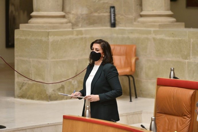 Archivo - La presidenta del Gobierno, Concha Andreu, en el Parlamento riojano