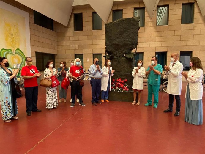 Ofrenda floral en el monumento al donante.