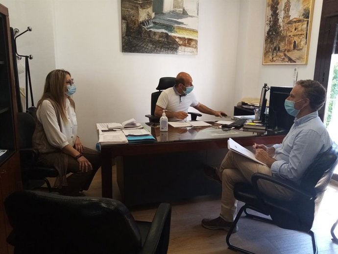 El diputado de Bienestar Social de la Diputación de Cádiz, David de la Encina, con el alcalde de Alcalá del Valle durante su visita al municipio.