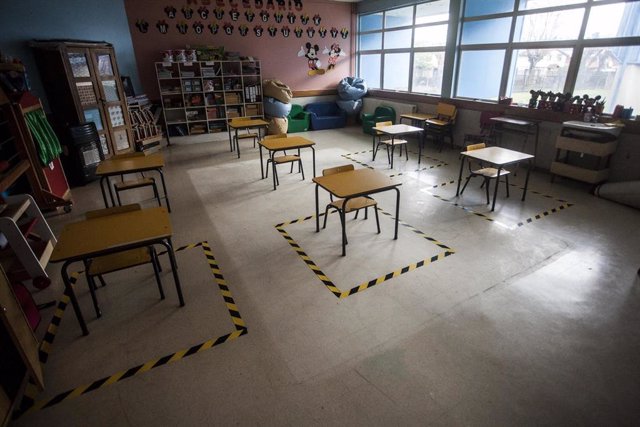 Archivo - Un aula preparada para la vuelta a clase en Chile