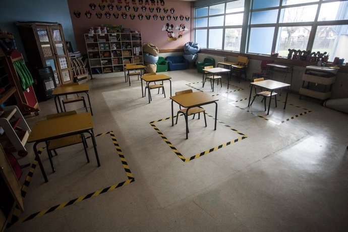 Archivo - Un aula preparada para la vuelta a clase en Chile