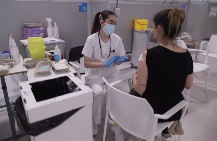 Una persona recibe la segunda dosis de la vacuna contra el Covid-19, a 1 de junio de 2021, en el Hospital Isabel Zendal, en Madrid, (España). La Comunidad de Madrid comenzó ayer, 31 de mayo, a vacunar a las 213.300 personas menores de 60 años que recibi
