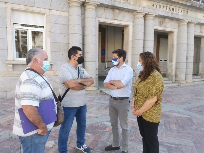 Guillermo García de Longoria, portavoz del grupo municipal de Cs en el Ayuntamiento de Huelva, y Noelia Álvarez, la viceportavoz, con los representantes del sector de la venta ambulante en la provincia.